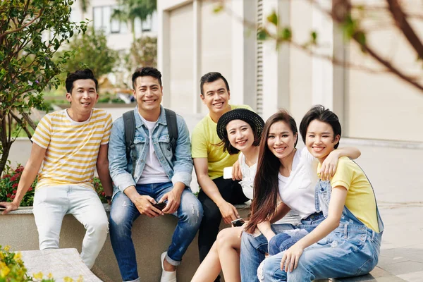 Gelukkige Vietnamese Jongeren Die Samen Tijd Doorbrengen Buiten — Stockfoto