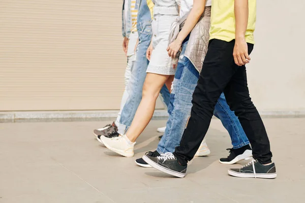 Låg Andel Unga Som Promenerar Gatan Sommardag — Stockfoto