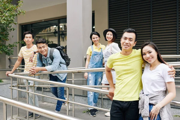 Glada Asiatiska Studenter Står Verandan College Byggnad — Stockfoto