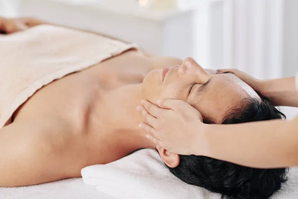 Man Relaxing Spa Salon Enjoying Face Head Massage Beauty Salon — Stock Photo, Image