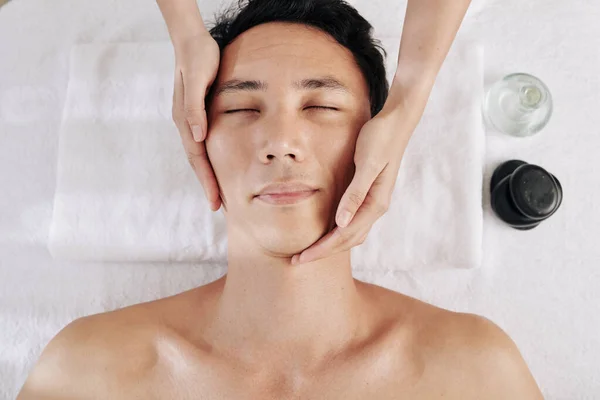 Volwassen Man Genieten Ontspannen Verjongende Gezicht Massage Schoonheidssalon Uitzicht Van — Stockfoto