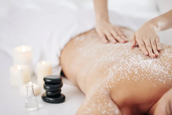 Beautician Peeling Baksidan Klienten Med Havssalt Och Massageolja — Stockfoto