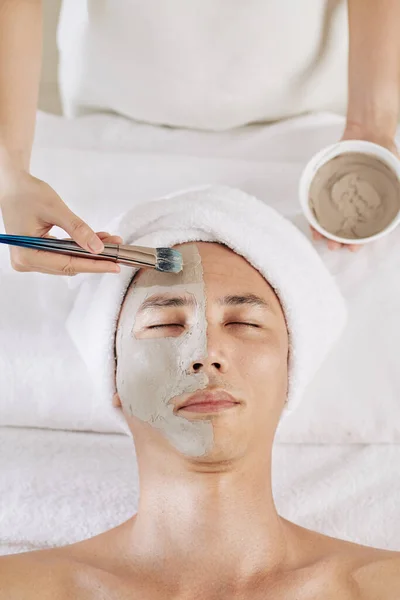 Beautician Stosowania Gliny Maski Twarzy Dojrzałego Azjaty Mężczyzna — Zdjęcie stockowe