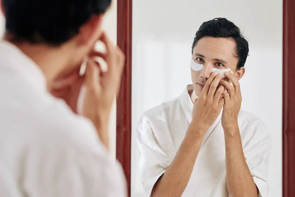 Jovem Raça Mista Frente Espelho Aplicando Manchas Undereye Após Chuveiro — Fotografia de Stock