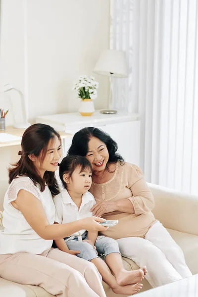 Mother Daughter Granddaughter Spending Time Together Watching Home — Stock Photo, Image