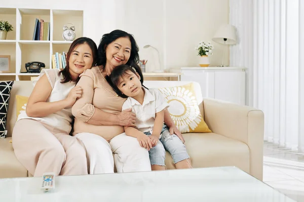 Glückliche Vietnamesin Mit Ihrer Erwachsenen Tochter Und Ihrer Kleinen Enkelin — Stockfoto