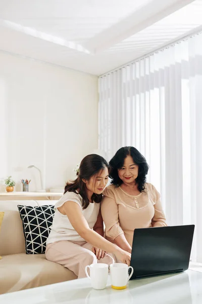 Smiling Asian Woman Showing Senior Mother How Send Mail Laptop — Stok Foto