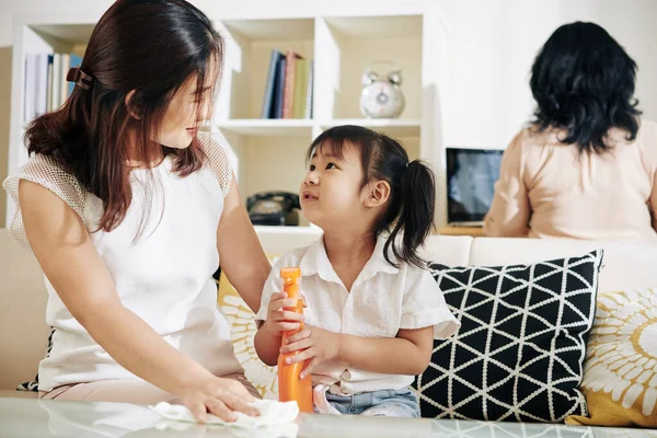 Madre Enseñando Hija Limpiar Superficie Mesa Con Spray Desinfectante — Foto de Stock