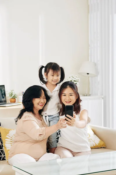 Gadis Asia Kecil Yang Ceria Ibu Dan Neneknya Berfoto Selfie — Stok Foto