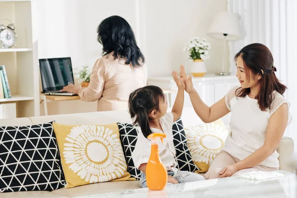 Mãe Filha Dando Uns Aos Outros Alta Cinco Depois Limpar — Fotografia de Stock