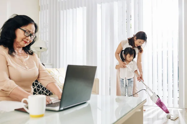 Wanita Asia Senior Bekerja Laptop Ketika Putri Dan Cucunya Yang — Stok Foto