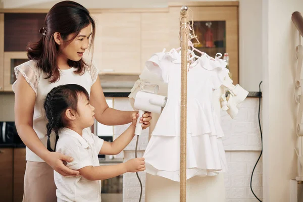 Madre Hija Pequeña Vestido Blanco Humeante Para Celebración Del Cumpleaños — Foto de Stock