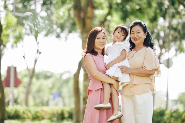 快乐的资深亚洲女人和女儿孙女站在公园里 — 图库照片