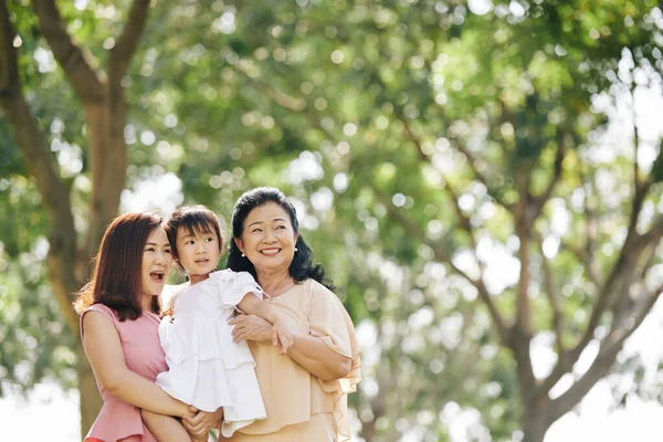 Lyckliga Tre Generationer Kvinnor Tillbringar Sommardagen Stadsparken — Stockfoto