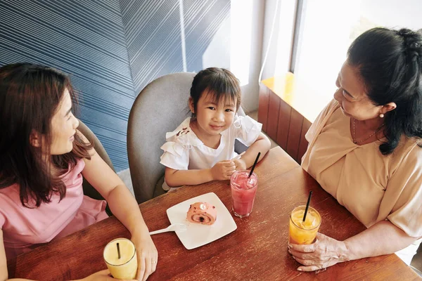 Gelukkig Klein Aziatisch Meisje Having Cake Fruit Cocktail Wanneer Zitten — Stockfoto