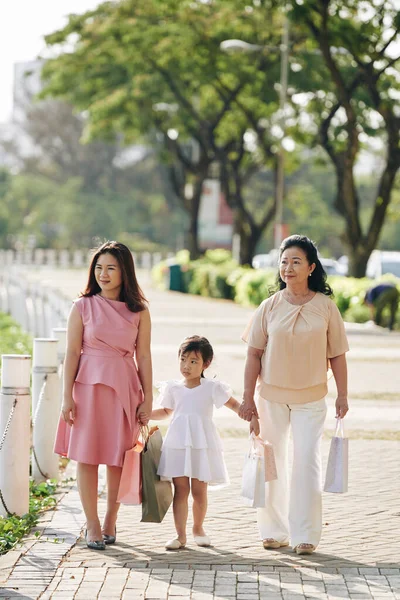 Asiatische Seniorin Ihre Erwachsene Tochter Und Ihre Kleine Enkelin Gehen — Stockfoto
