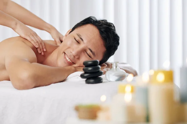 Heureux Homme Âge Moyen Souriant Recevant Massage Relaxant Dos Avec Photos De Stock Libres De Droits