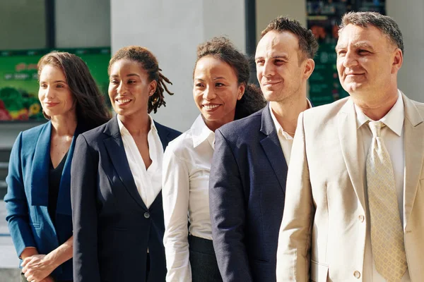 Sorridente Orgoglioso Team Aziendale Multietnico Fiducioso Posa All Aperto — Foto Stock