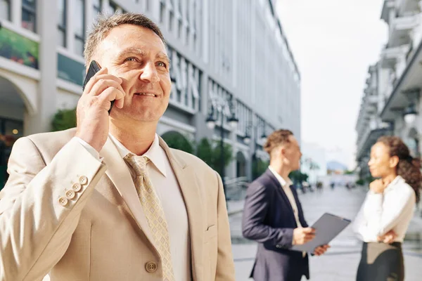 Portrait Smiling Mature Entrepreneur Standing Street Talking Phone — Stock Photo, Image