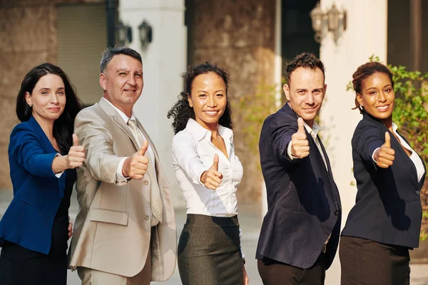 Eccitato Successo Multi Etnico Business Team Piedi All Aperto Mostrando — Foto Stock