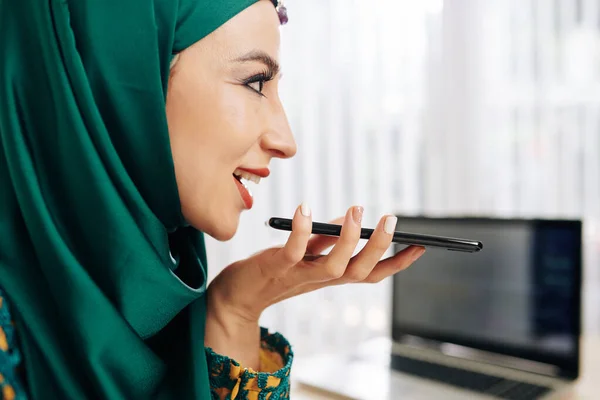 Glada Vackra Muslimska Unga Affärskvinna Hijab Inspelning Röst Meddelande För — Stockfoto