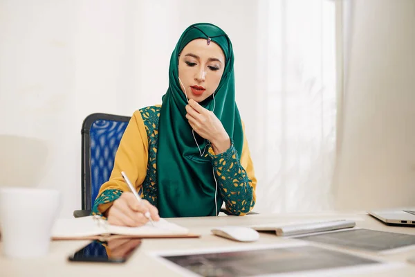 Ung Vacker Muslimsk Affärskvinna Traditionell Klänning Talar Telefon Med Kollega — Stockfoto