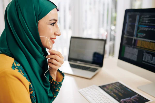 Glada Leende Muslim Ung Kvinna Bär Hörlurar Programmering Datorn Och — Stockfoto