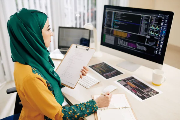 Komoly Töprengő Fiatal Muszlim Szoftverfejlesztő Keres Programozási Kódot Számítógép Képernyőjén — Stock Fotó