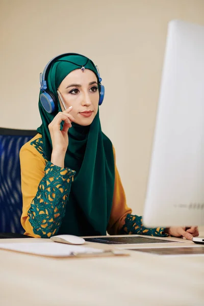 Pensive Muslim Γυναίκα Προγραμματιστής Παραδοσιακό Φόρεμα Κοιτάζοντας Την Οθόνη Του — Φωτογραφία Αρχείου