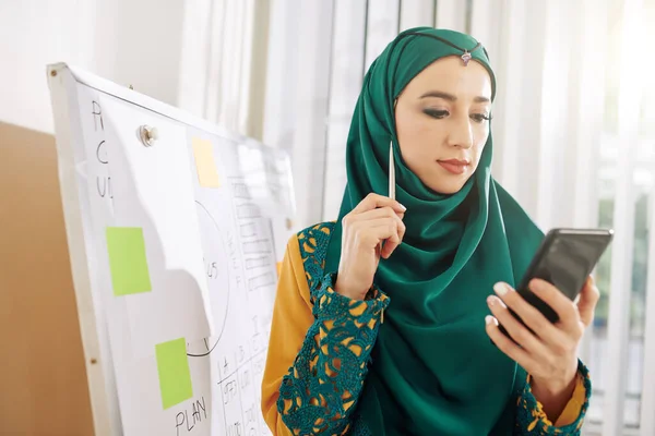 Portrét Mladé Muslimské Obchodnice Tradičním Oblečení Čtení Článku Obrazovce Smartphone — Stock fotografie
