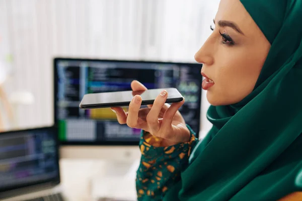 Vacker Muslim Kvinnlig Programvara Ingenjör Inspelning Röstmeddelande För Medarbetare — Stockfoto