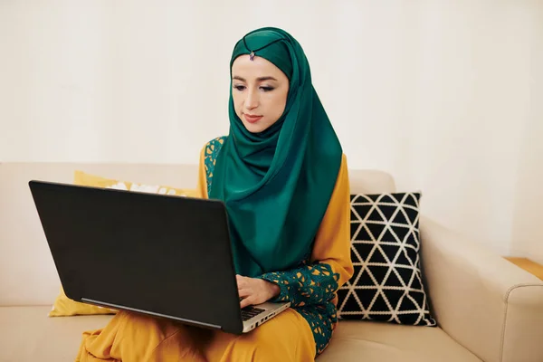 Fiatal Muszlim Női Szabadúszó Kanapén Otthon Dolgozik Laptop — Stock Fotó