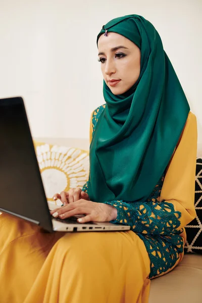 Молодая Красивая Мусульманская Предпринимательница Сидящая Дома Время Пандемии Работающая Ноутбуке — стоковое фото