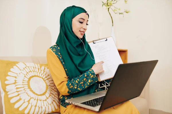 Muslimische Frau Zeigt Bei Webinar Für Studenten Dokument Mit Programmiercode — Stockfoto