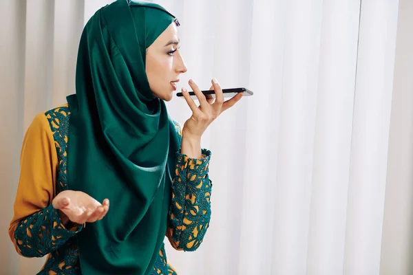 Серьёзная Молодая Мусульманка Красивом Хиджабе Записывает Голосовое Сообщение Коллеги Члена — стоковое фото
