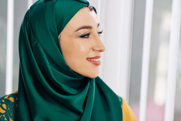 Beautiful Young Muslim Woman Green Hijab Smiling Looking Away — Stock Photo, Image