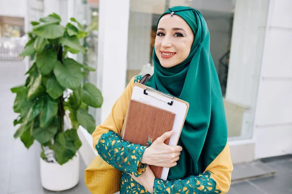 Portrét Usměvavé Muslimské Mladé Podnikatelky Složkou Dokumentů Stojící Ulici Dívající — Stock fotografie