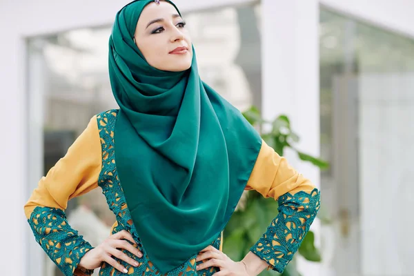 Pyšná Muslimská Mladá Žena Tradičních Šatech Držící Ruce Bocích Dívající — Stock fotografie