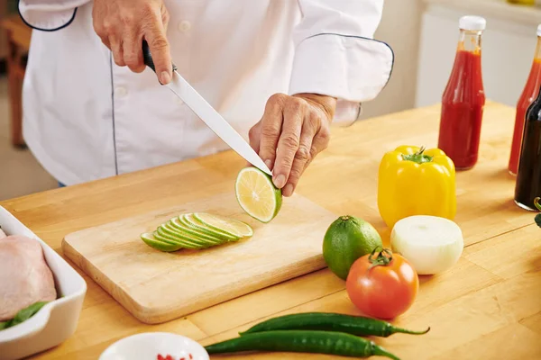 Chef Cutting Lime Thin Slices Make Marinade Chicken — Stock Photo, Image