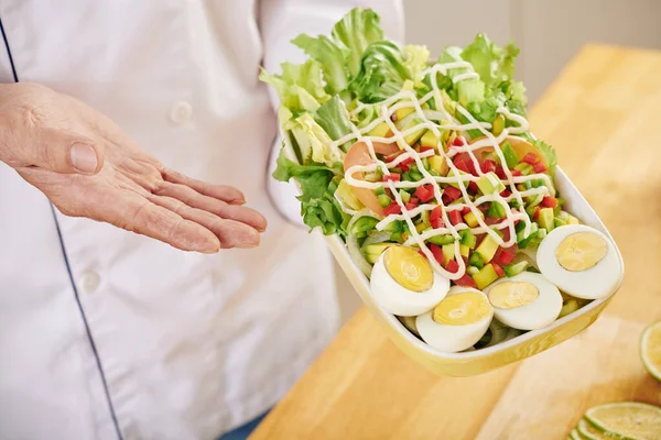 Cocinero Gran Tamaño Que Muestra Tazón Con Deliciosas Ensaladas Vestidas —  Fotos de Stock