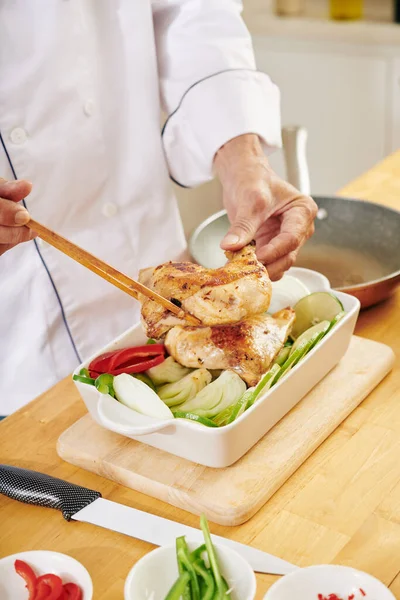 Homem Colocando Coxas Frango Frito Bandeja Com Legumes Antes Assá — Fotografia de Stock