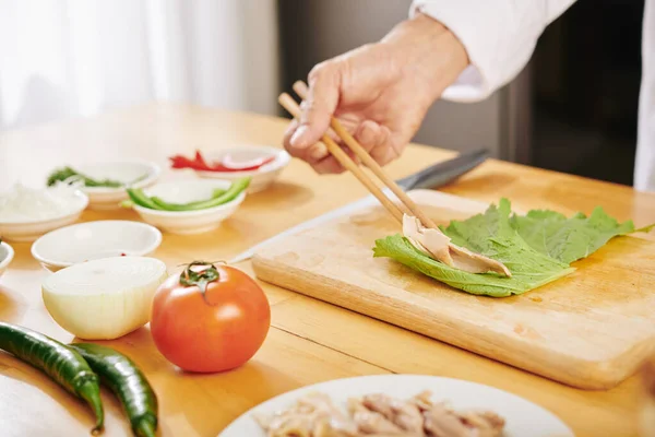 Yemek Pişirmek Için Salata Yapraklarına Bir Parça Haşlanmış Tavuk Eti — Stok fotoğraf