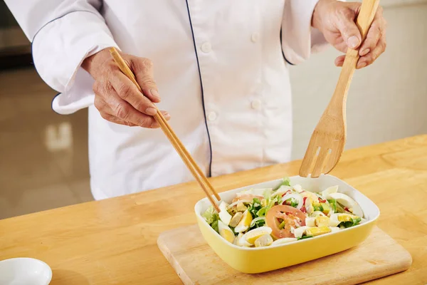 Kook Het Mengen Van Salade Ingrediënten Keramische Bakplaat — Stockfoto
