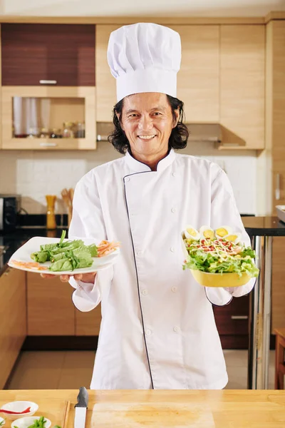 Sorrindo Feliz Chef Asiático Cozinha Segurando Duas Placas Com Deliciosos — Fotografia de Stock