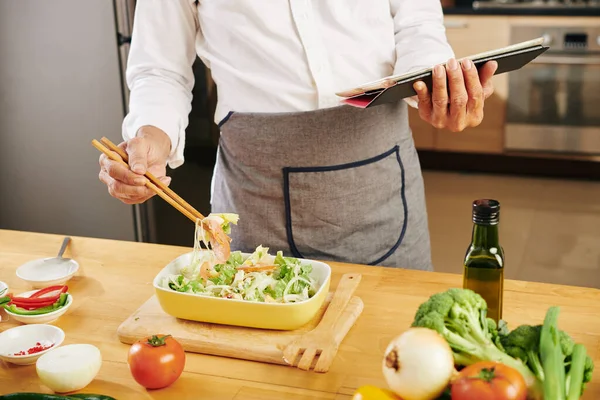 Imagem Recortada Receita Verificação Cozinheira Computador Tablet Salada Mistura Com — Fotografia de Stock