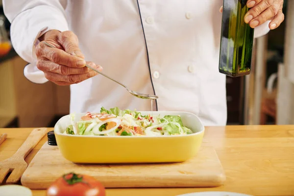 Chef Pouring Spoon Vegetable Oil Bowl Fresh Salad Made Lunch — Stock Photo, Image