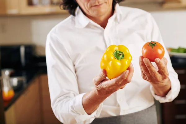 Imagem Recortada Homem Maduro Segurando Pimentão Maduro Tomate Pensando Que — Fotografia de Stock