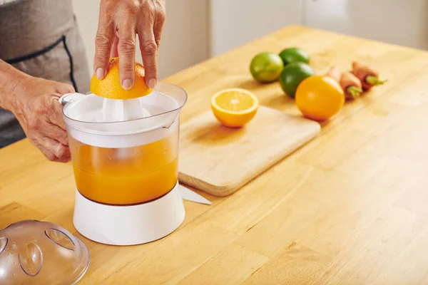Nsanoğlunun Portakal Limonlardan Taze Meyve Suyu Yaptığı Yakın Plan Bir — Stok fotoğraf