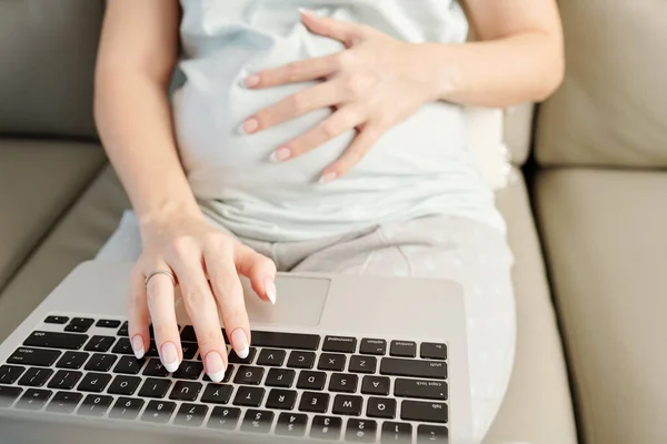 Imagem Close Mulher Grávida Com Manicure Fresco Trabalhando Laptop Casa — Fotografia de Stock