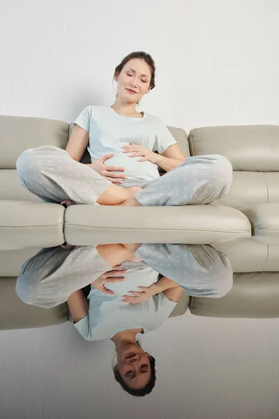 Felice Giovane Donna Incinta Che Chiude Gli Occhi Tocca Pancia — Foto Stock